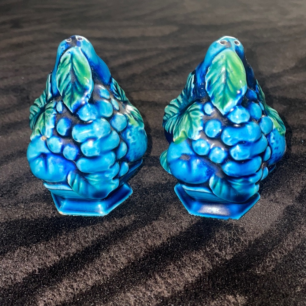 Ceramic grape motif Made in Japan salt n pepper shakers